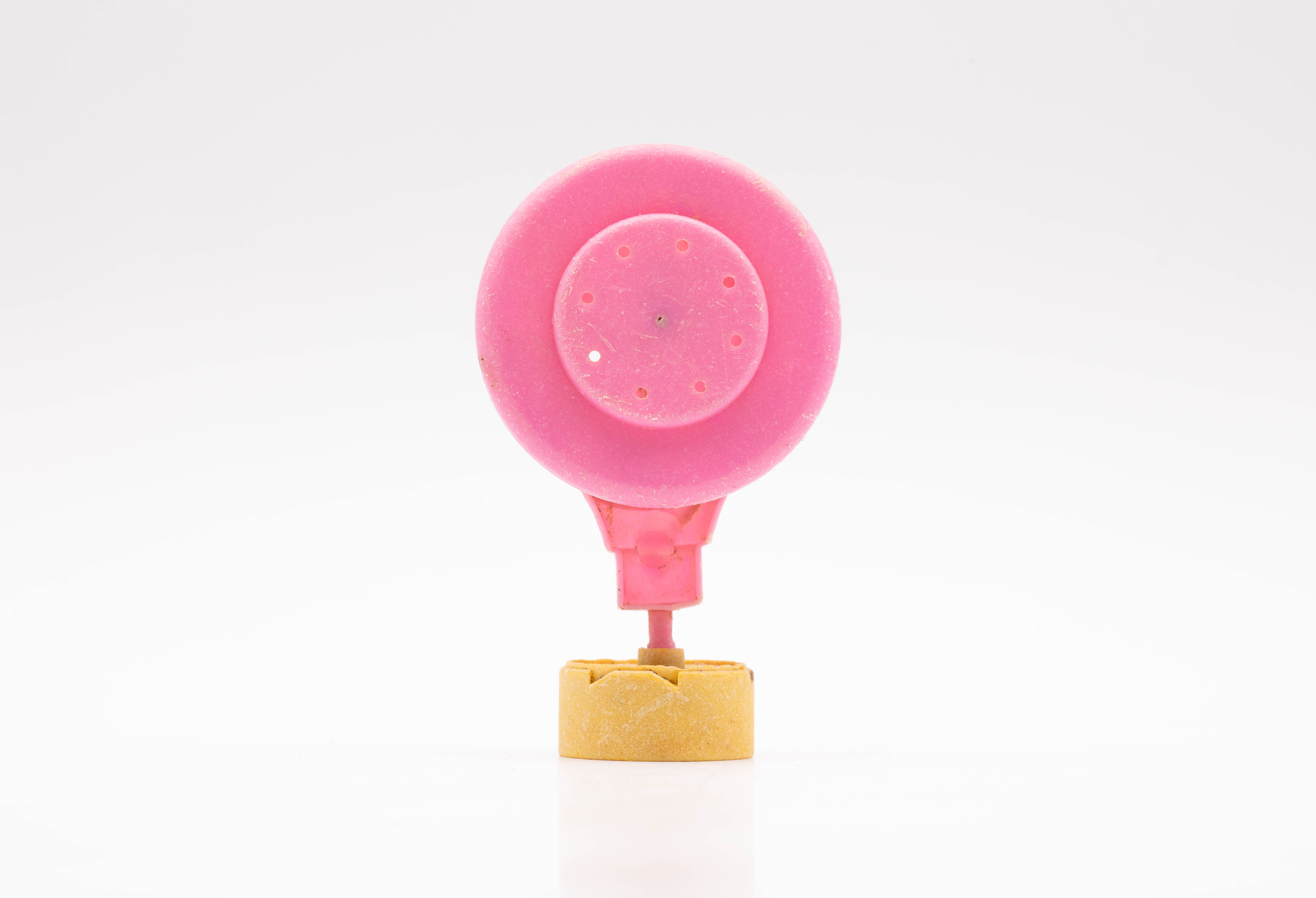 plastique rose et jaune